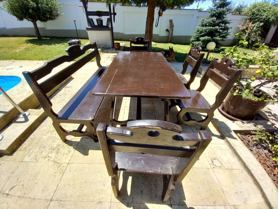 Комплект Маса,4 стола и пейка от масивна дървесина .