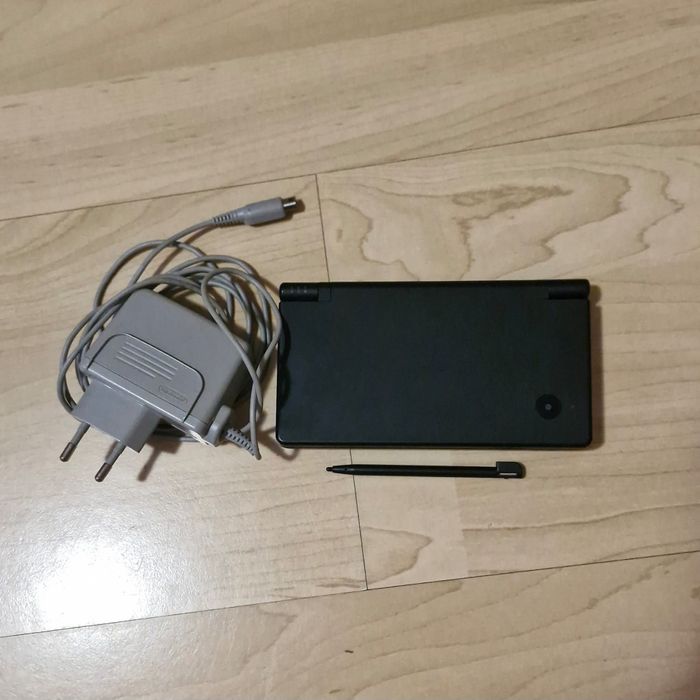 Nintendo DSi + зарядно