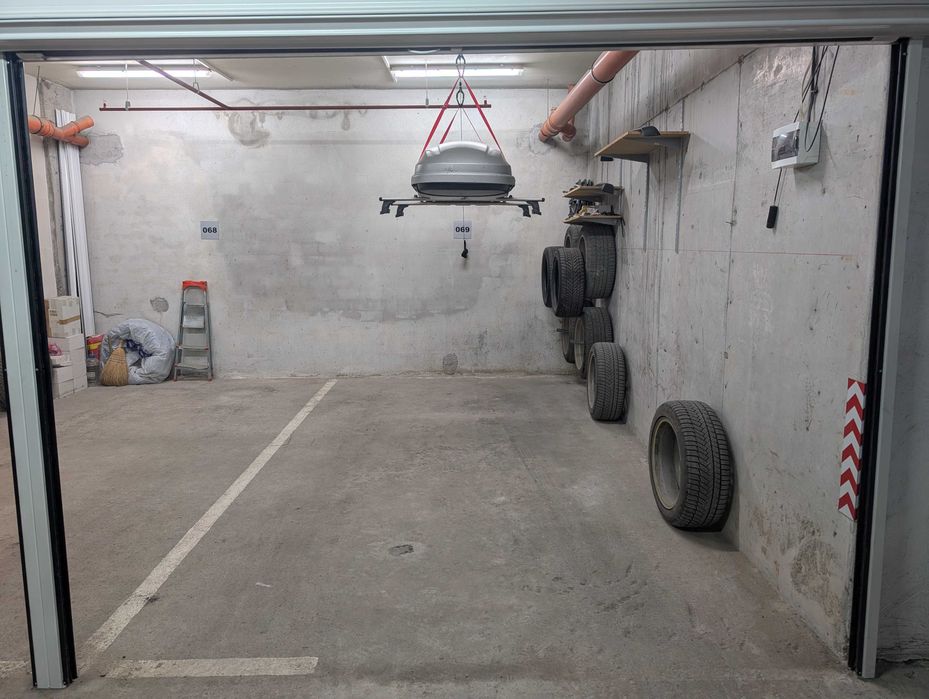 Дава се под наем Гараж / Паркомясто в София, Младост 4 - 40 кв.м за 255 € - Снимка #1