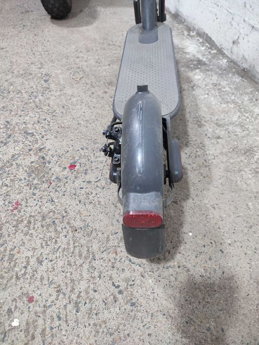 Продам Самокат Xiaomi Mi Electric Scooter Essential
