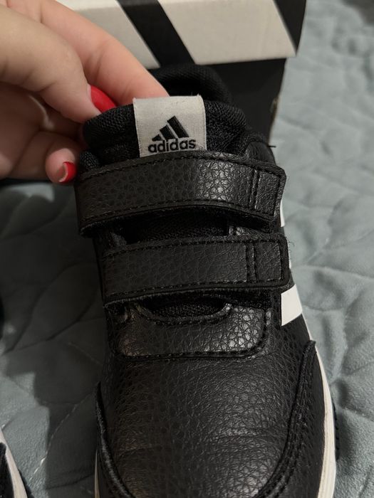 Продам детские кроссовки Adidas
