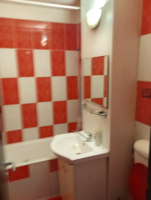Închiriez garsoniera in Roman ET1 str Mihai Viteazu vizavi de kaufland cu vedere la strada