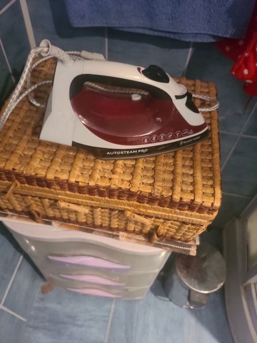 Vând fier de călcat Russell Hobbs