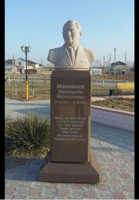 Бюсты,памятники,мемориалы