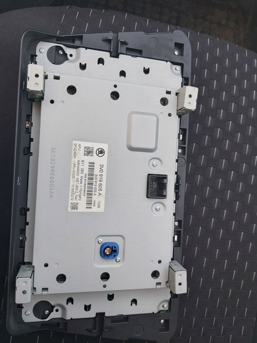 Subwoofer, stații auto,casetofoane, boxe și cabluri groase  și siguranțe