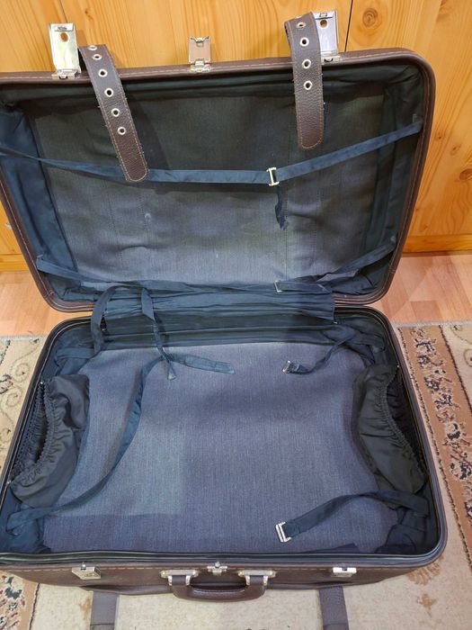 Чемодан Советский. Крепкий и вместительный.
