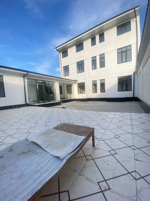 Чиланзар.  в доль дороги.