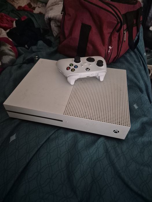 Vand xbox one s vine cu un controler cablurile la el