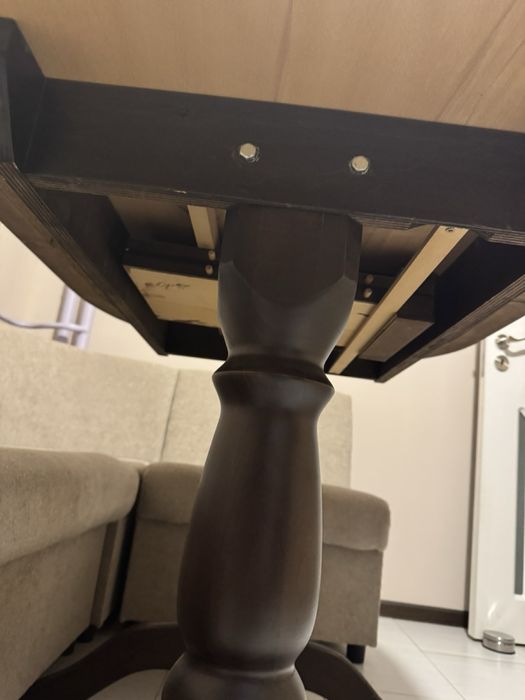 Трапезна маса от масивно дърво