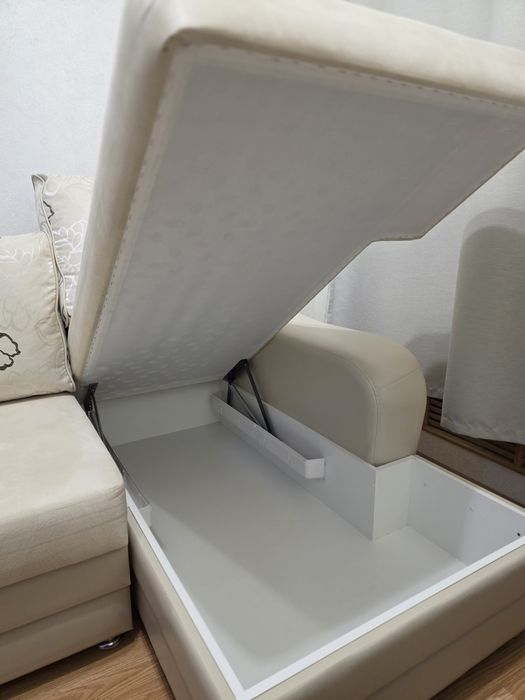 Продам диван угловой молочного цвета