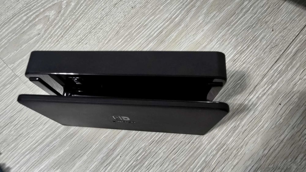 ПЕРФЕКТЕН Nintendo Switch OLED + 2 Игри Подарък! (Като Нов)