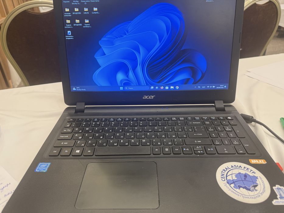 Продам ноутюук acer зарядка держит