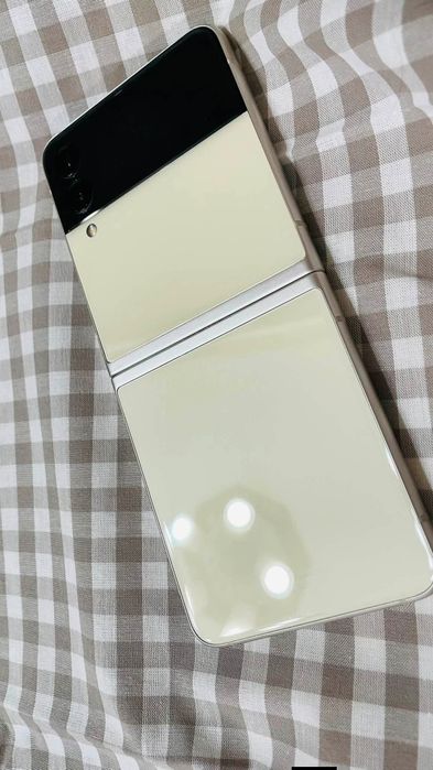 Telefon Samsung Galaxy Z Flip 3 5G Foarte Bun 128GB 8GB Ram Trimit Schimb Pret fix Dunga ecran