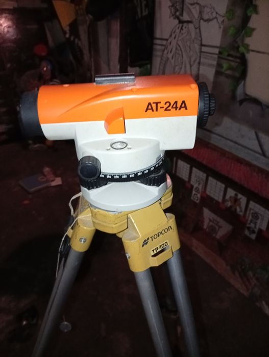 Оптичен нивелир TOP-JR с триножник Topcon и лата