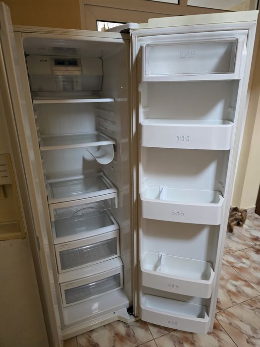 Frigider side by side LG