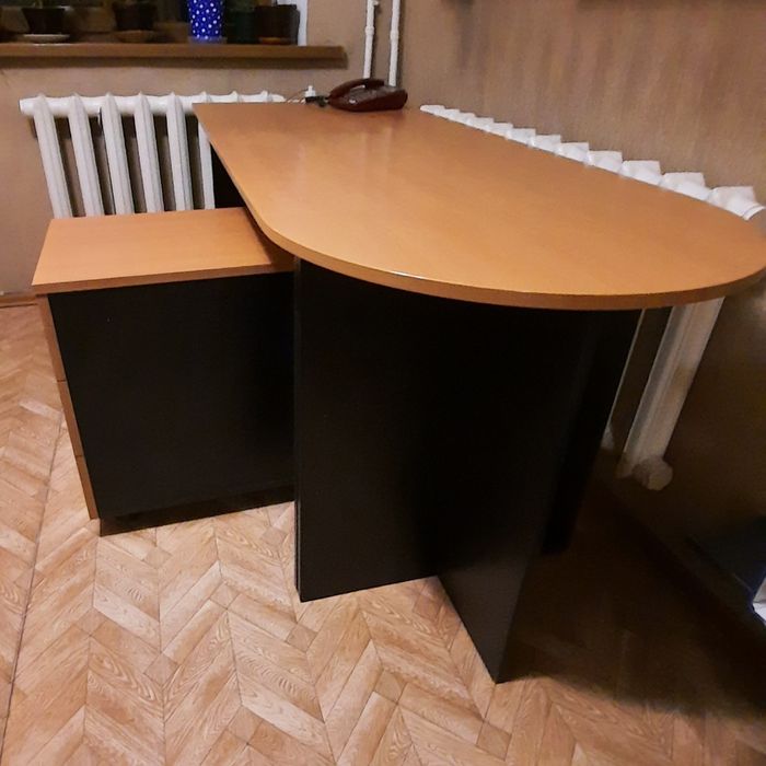 Стол + тумба в отличном  состоянии