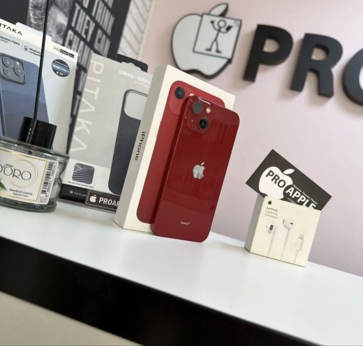 iPhone 13 красный в идеальном состоянии