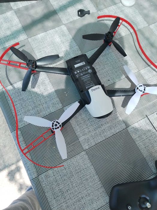 Дрон parrot 2,пълен  комплект