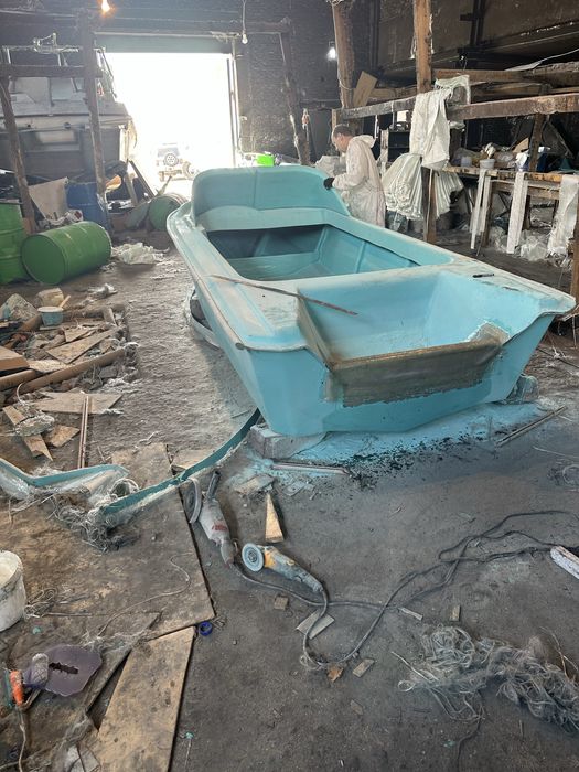 Лодка пластиковая и матор 60
