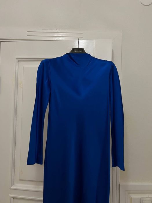 Платье Massimo Dutti.