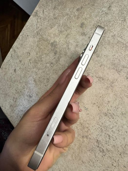 iPhone 14ка бяла