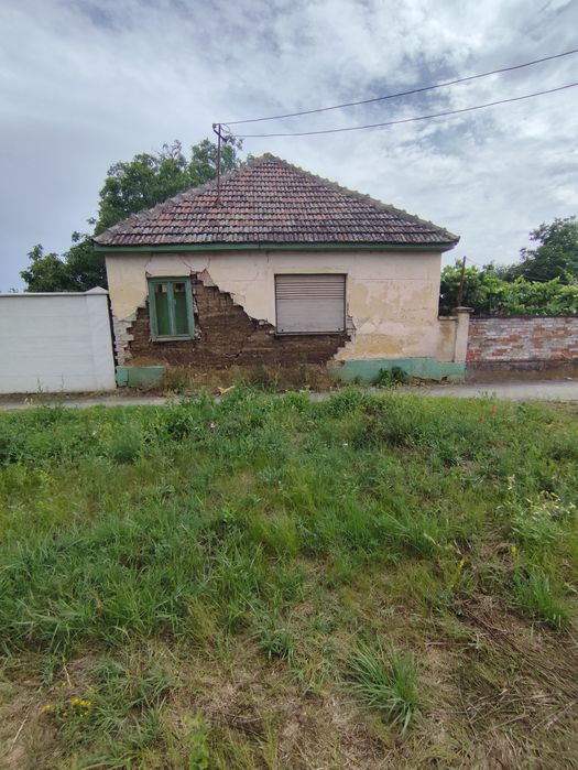 Vând casă veche in Călugăreni 12 km de Arad 1400m2 la principală!