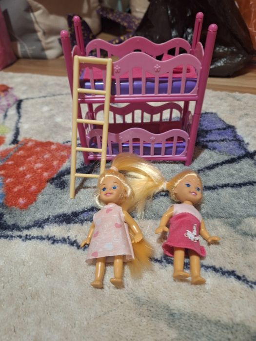 Двуетажно легло с 2 малки кукли