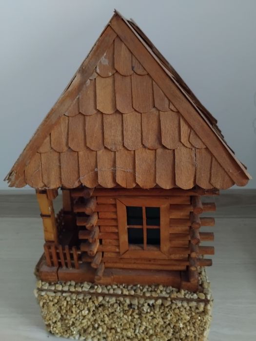 Casuta de lemn lucrata manual stare foarte buna