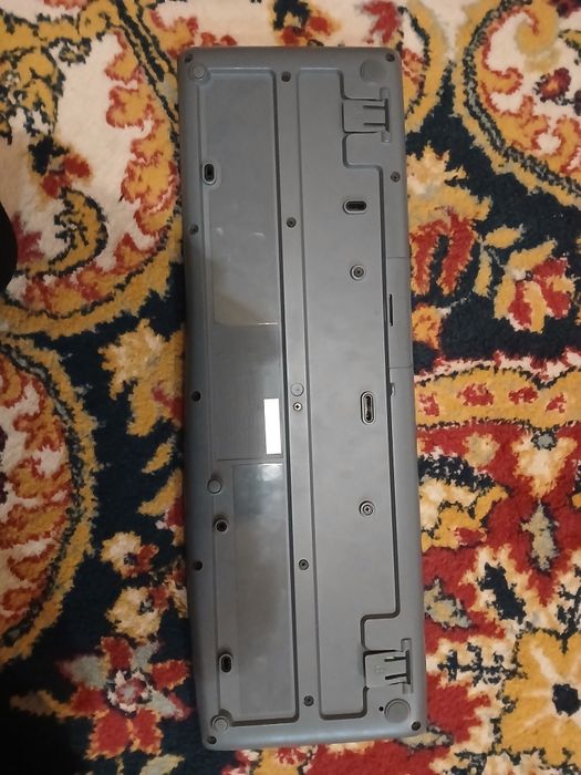 Клавятура подключается через блютуз