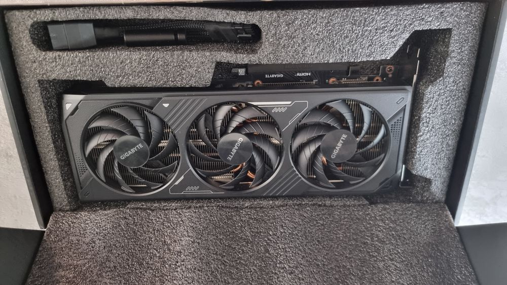 Placa video Gigabyte  RTX 5070 WINDFORCE OC SFF