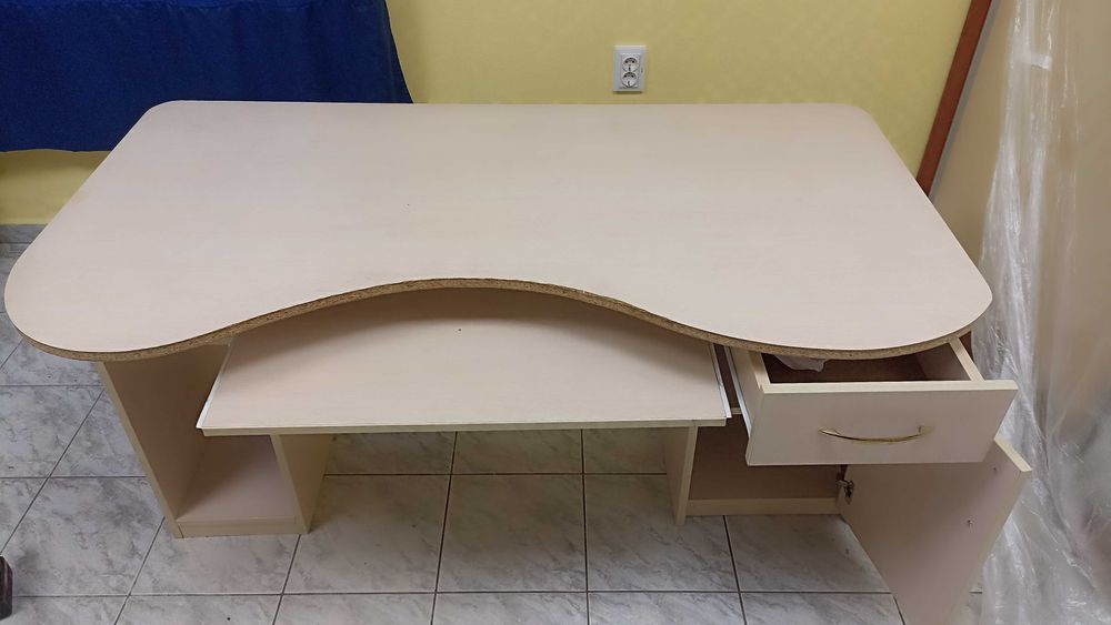 Голямо компютърно/офис бюро (150х80 см) с изтеглящ се плот и шкаф