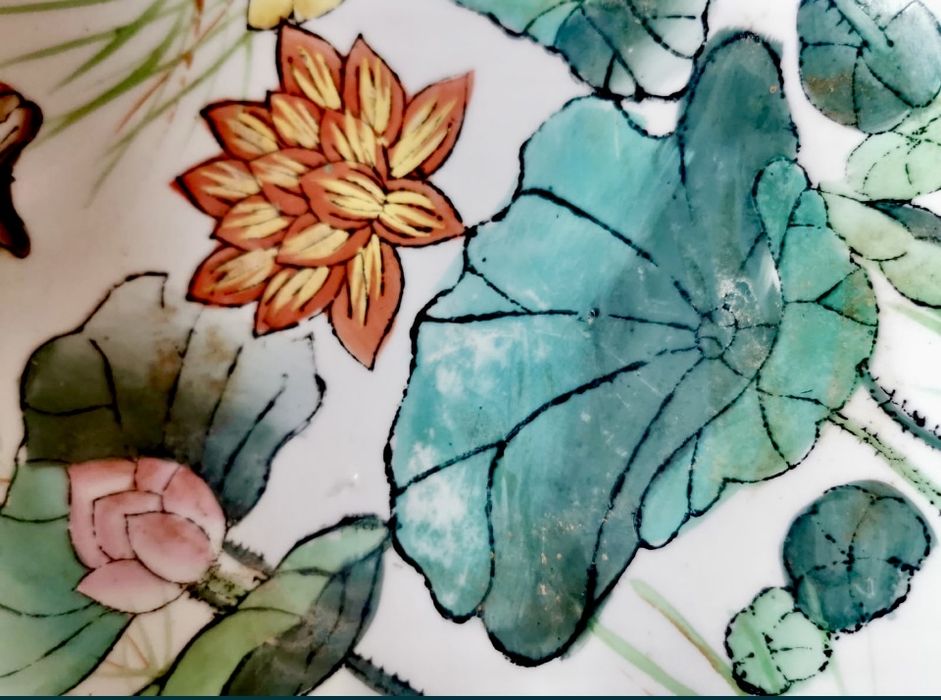 Порцеланова чиния с бронзов обков флорален мотив мраморизирана патина