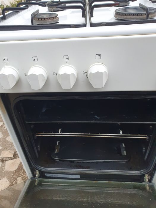 Aragaz funcțional cu 4 ochiuri