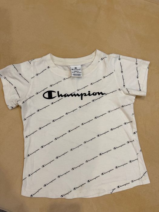 Суитшърт и тениски на Champion