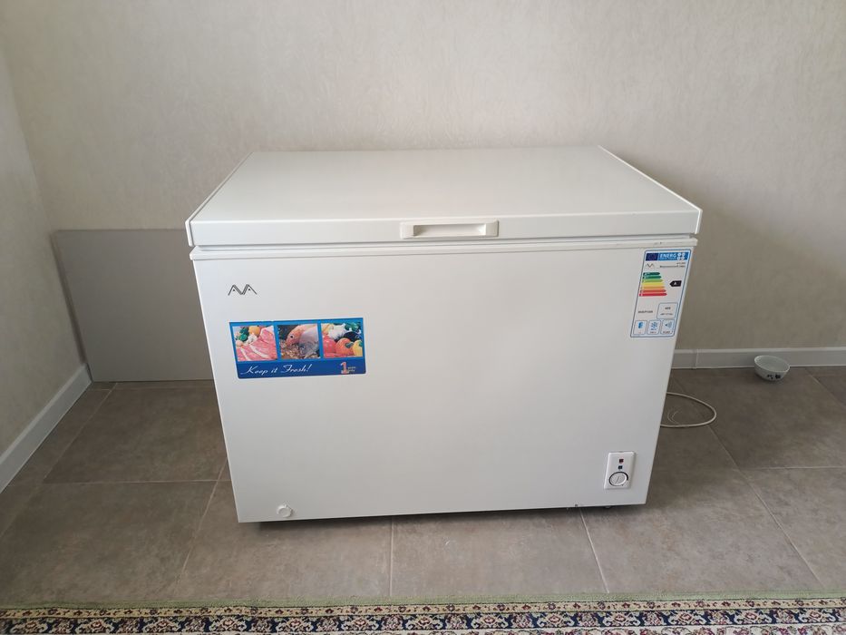 Продам большой морозильник