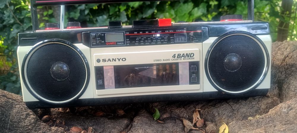Radiocasetofon Sanyo,complet functional si bine conservat pt varsta lui!