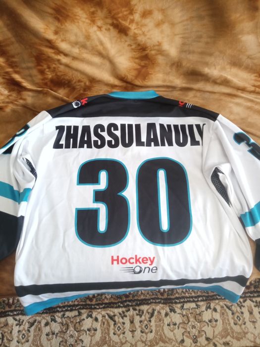 Продам хорошую хоккейную экипировку!