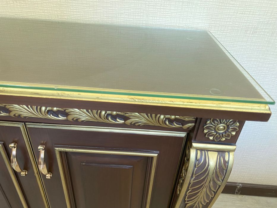 Шкаф для посуды золотистым покрытием