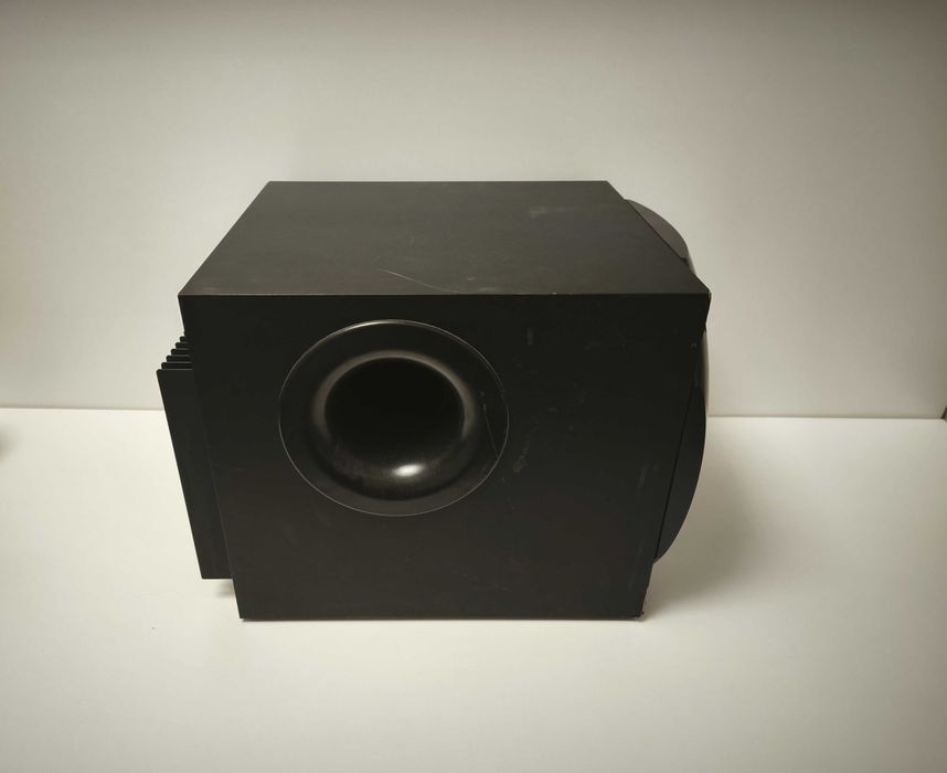 sistem audio logitech z5500 cu 3 sateliti si consola centrala