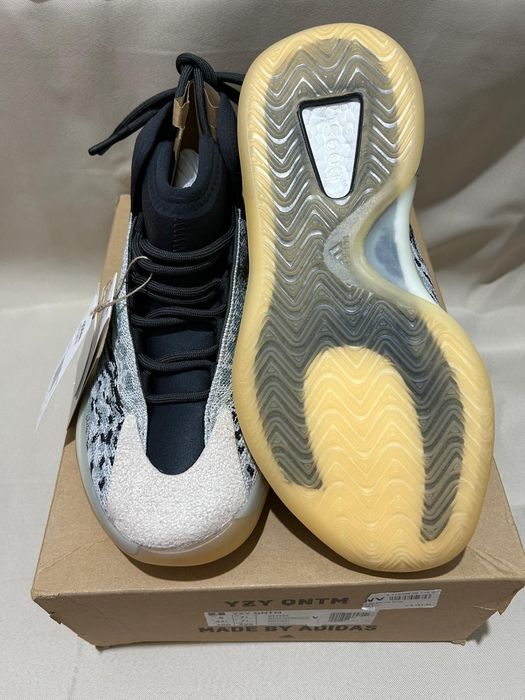 Yeezy Quantum noi cu eticheta