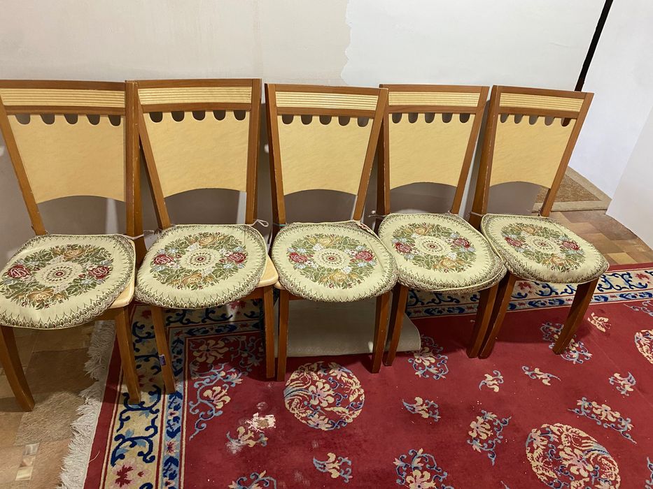 Продам кухонный стол со стульями