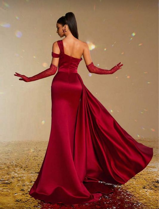 Червена бална рокля, чисто нова