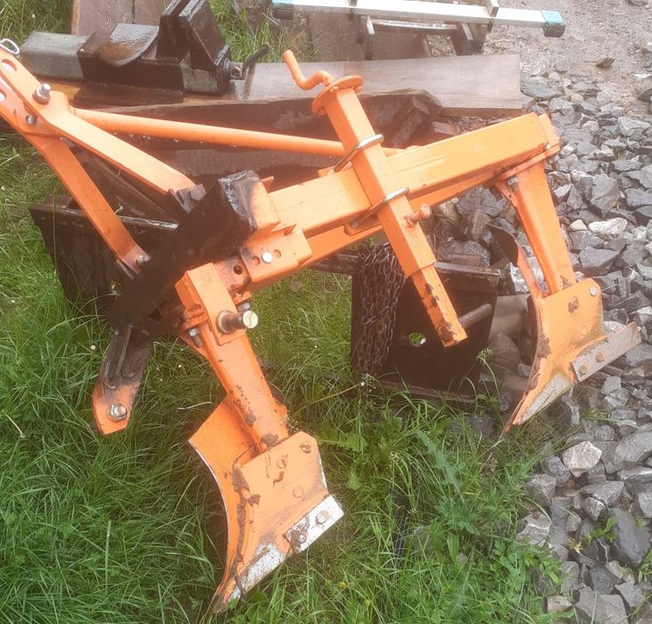 Vând Tractor Bizon 4x4 cu încărcător frontal