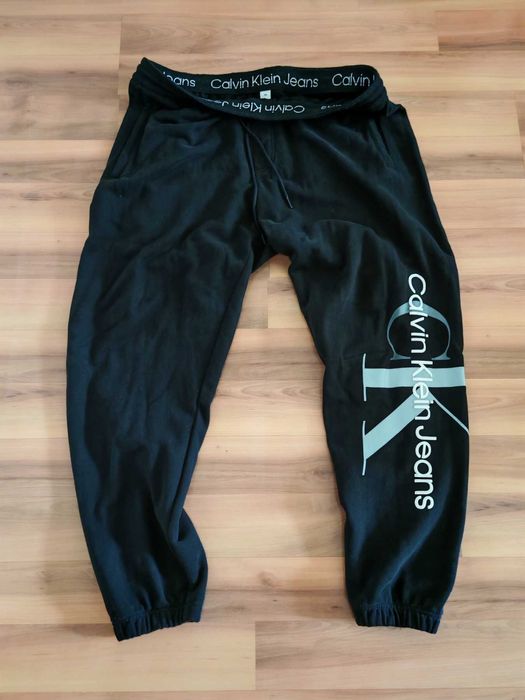 Долнище calvin klein закупено от чужбина