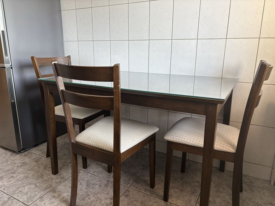 Masa din lemn de 4 persoane cu 4 scaune Kika