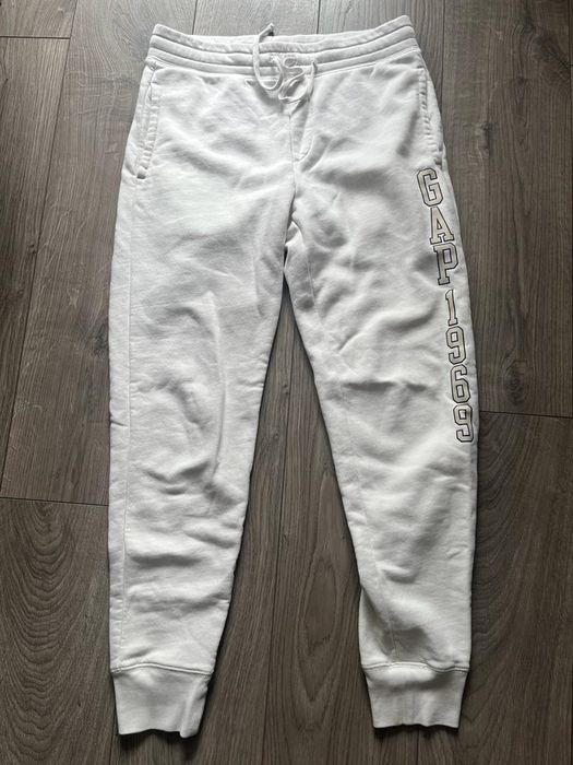 2 hanorace o pereche de pantaloni și 3 bluze