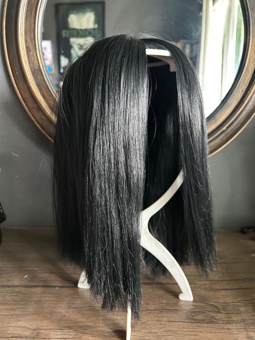 Къса черна перука