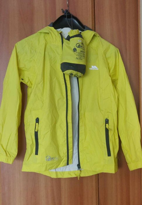 Geacă Trespass,rezistență la vânt și apă,nouă,Mar.134-140(9-10 ani)