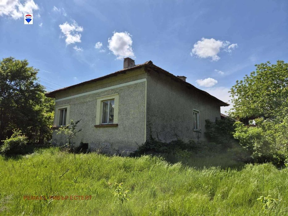 Селска къща с голям двор за продажба с. Бръшлен