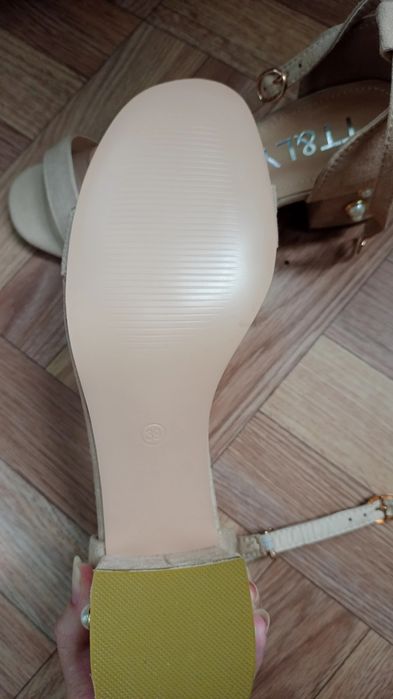 Продам новые босоножки 38 р